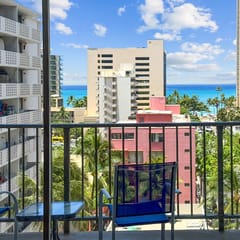 Waikiki Monthly 1BR w/ Parking, Pool & Lanai