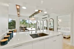 Spacious Ilikai 2BDRM w/ AC, Kitchen, Wifi, Pool - Image 4