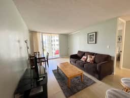 Mountain view 1 Bed Waikiki Condo w/AC & 1 parking - Image 2