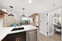 Contemporary City 1 BDRM at Ilikai AC/Kitchen/Pool - Image 4