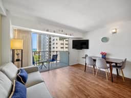 Waikiki Monthly 1BR w/ Parking, Pool & Lanai - Image 3