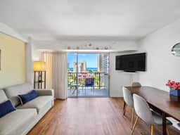 Waikiki Monthly 1BR w/ Parking, Pool & Lanai - Image 2