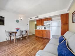 Waikiki Monthly 1BR w/ Parking, Pool & Lanai - Image 4