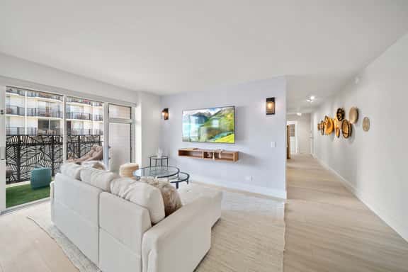 Paritial Ocean View 2 BDRM w/Parking, Kitchen, AC - Image 1