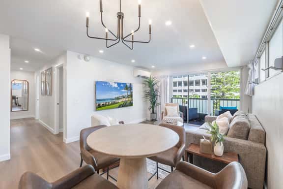 Walk to the Beach! Modern 3Bed, 2Bath AC, Parking - Image 1
