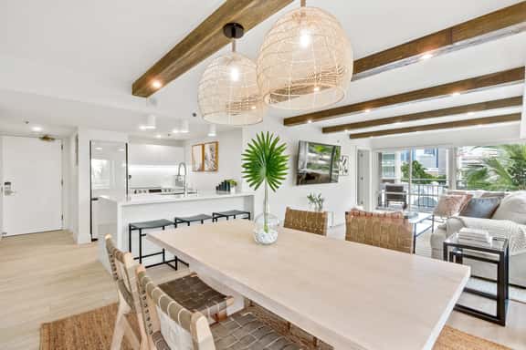 Spacious Ilikai 2BDRM w/ AC, Kitchen, Wifi, Pool - Image 1