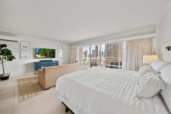 City View Ilikai Queen 1 BDRM Kitchenette and Pool - Image 1