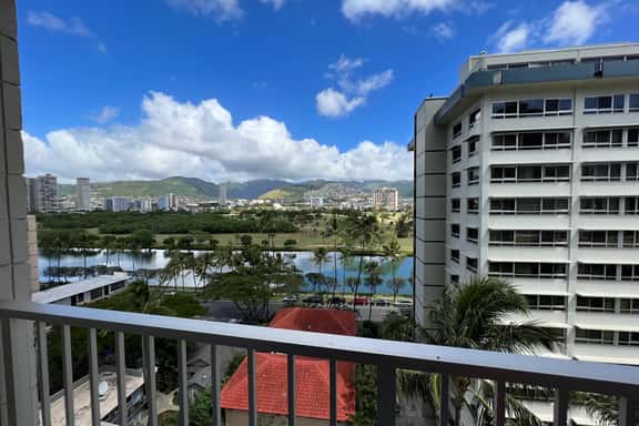 Mountain view 1 Bed Waikiki Condo w/AC & 1 parking - Image 1