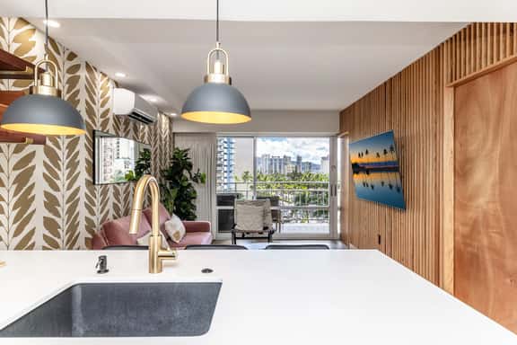 Contemporary City 1 BDRM at Ilikai AC/Kitchen/Pool - Image 1