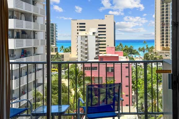 Waikiki Monthly 1BR w/ Parking, Pool & Lanai - Image 1