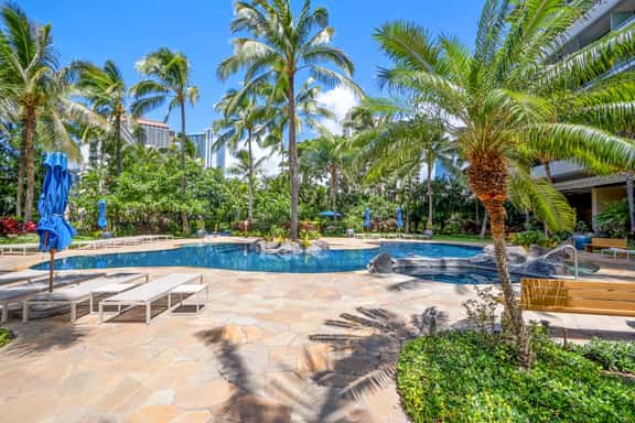 Waikiki 2BR | 2 Kings, Parking, Lanai & Ocean View - Image 1