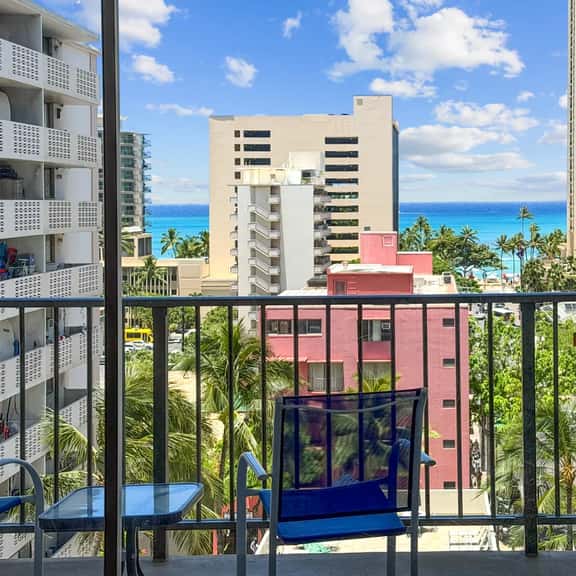 Waikiki Monthly 1BR w/ Parking, Pool & Lanai - Image 1