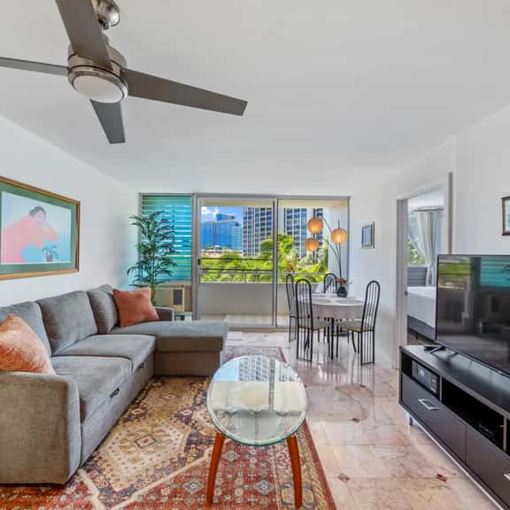 Waikiki Monthly 2BR w/ Parking, Pool & Lanai - Image 1