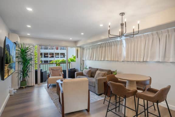Walking Distance to Beach! 3Bed 2Bath AC, Parking - Image 3