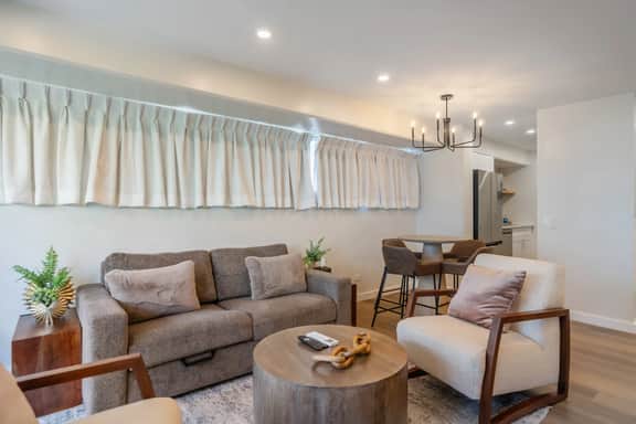 Walking Distance to Beach! 3Bed 2Bath AC, Parking - Image 5