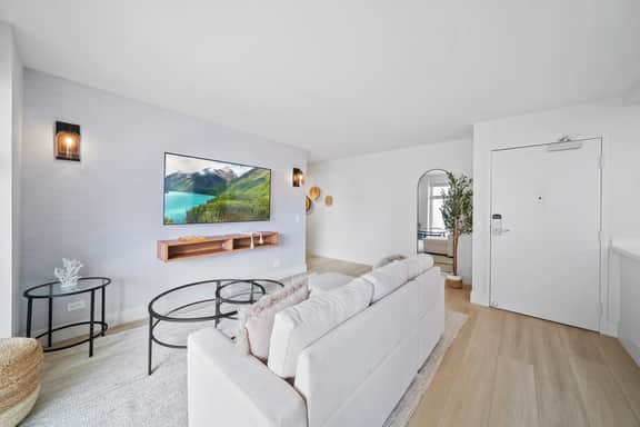 Paritial Ocean View 2 BDRM w/Parking, Kitchen, AC - Image 2