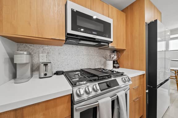 Paritial Ocean View 2 BDRM w/Parking, Kitchen, AC - Image 5