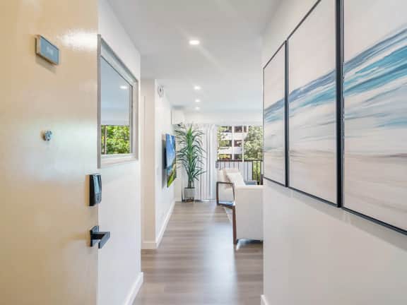 Walk to the Beach! Modern 3Bed, 2Bath AC, Parking - Image 2