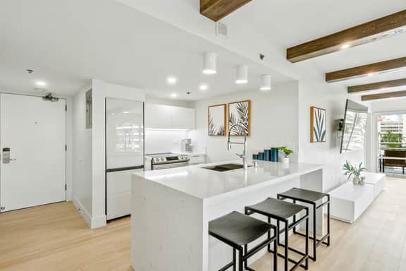 Spacious Ilikai 2BDRM w/ AC, Kitchen, Wifi, Pool - Image 2