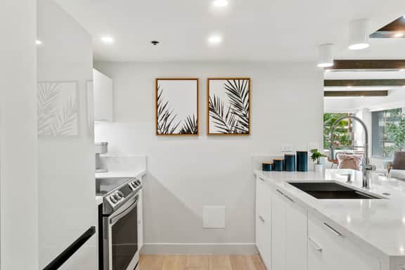 Spacious Ilikai 2BDRM w/ AC, Kitchen, Wifi, Pool - Image 3