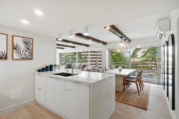 Spacious Ilikai 2BDRM w/ AC, Kitchen, Wifi, Pool - Image 5