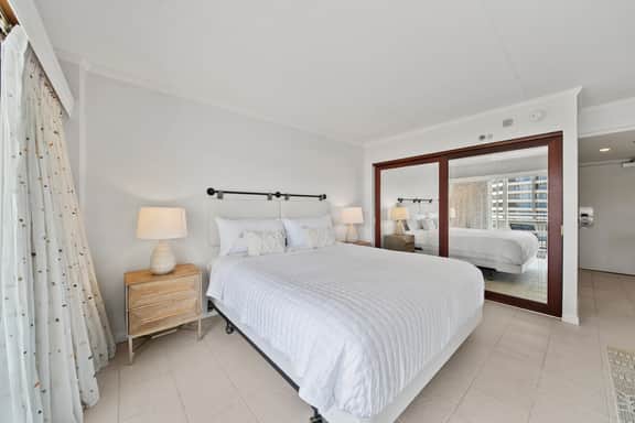 City View Ilikai Queen 1 BDRM Kitchenette and Pool - Image 2