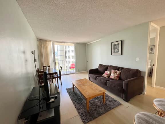 Mountain view 1 Bed Waikiki Condo w/AC & 1 parking - Image 2