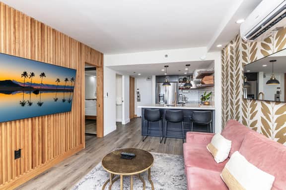 Contemporary City 1 BDRM at Ilikai AC/Kitchen/Pool - Image 3