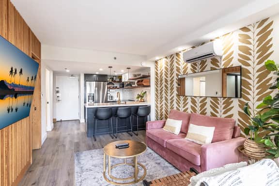 Contemporary City 1 BDRM at Ilikai AC/Kitchen/Pool - Image 2