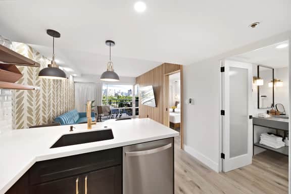 Contemporary City 1 BDRM at Ilikai AC/Kitchen/Pool - Image 4