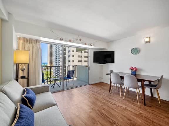 Waikiki Monthly 1BR w/ Parking, Pool & Lanai - Image 3