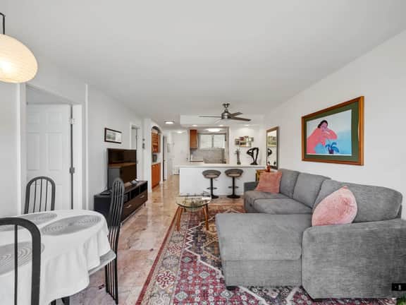 Waikiki Monthly 2BR w/ Parking, Pool & Lanai - Image 4