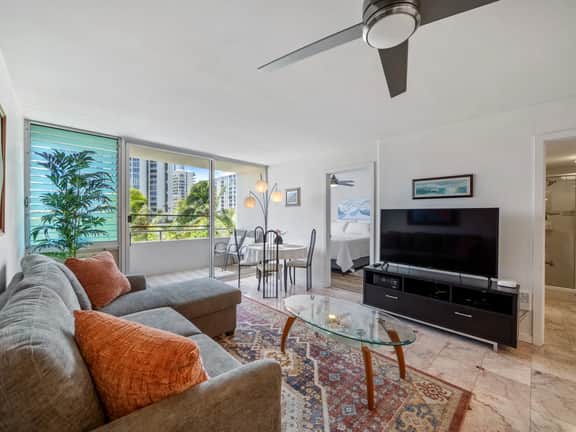 Waikiki Monthly 2BR w/ Parking, Pool & Lanai - Image 2