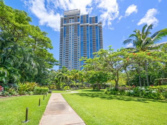 Waikiki 2BR | 2 Kings, Parking, Lanai & Ocean View - Image 5