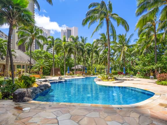 Waikiki 2BR | 2 Kings, Parking, Lanai & Ocean View - Image 3